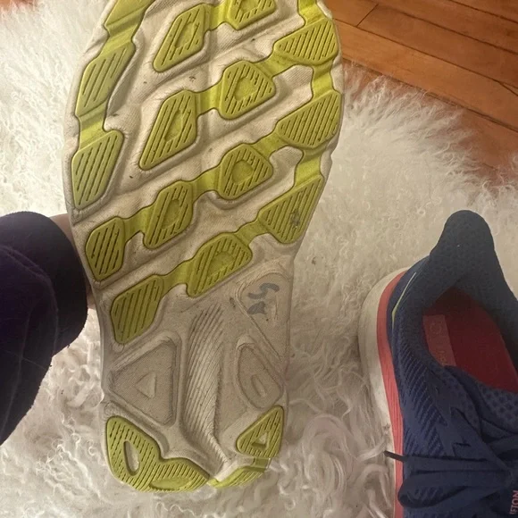 Hoka one one Clifton 9 wide- size 9.5 WIDE WIDTH - Picture 8 of 13